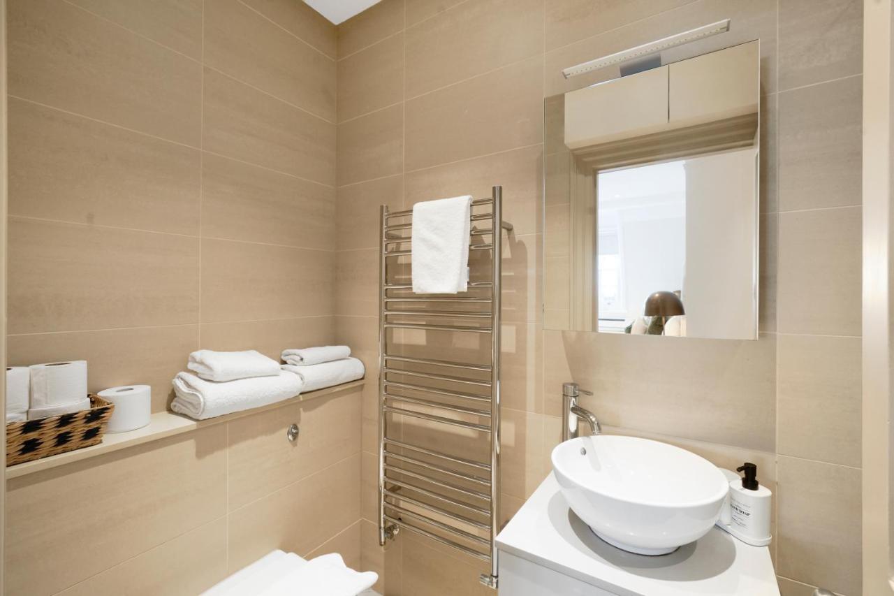 Spacious And Modern 4 Beds Home In Kensington Лондон Екстериор снимка