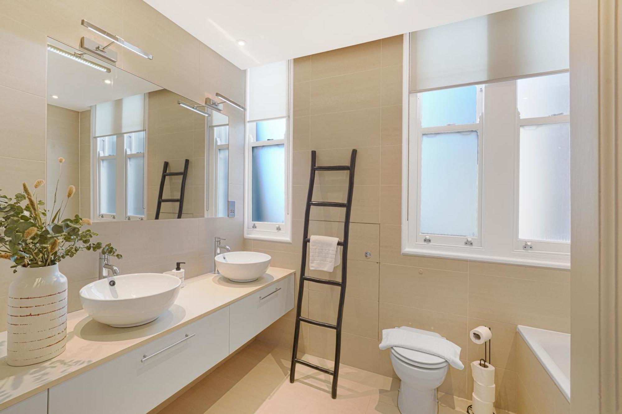 Spacious And Modern 4 Beds Home In Kensington Лондон Екстериор снимка