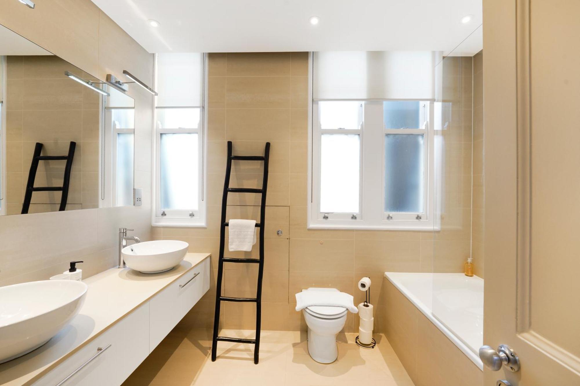 Spacious And Modern 4 Beds Home In Kensington Лондон Екстериор снимка